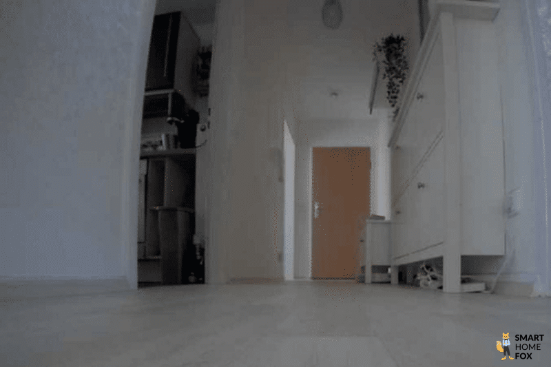 Ein Live-Bild aus der ECOVACS DEEBOT T10 App zeigt die geöffnete Eingangstür